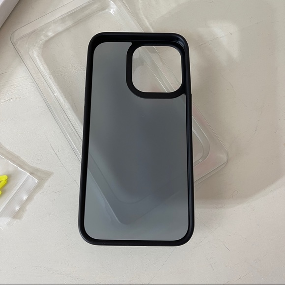 Iphone pro frosted case for 6.1" screen from amazon - Picture 14 of 14